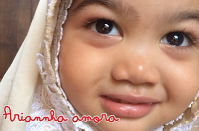 Krisdayanti Pamer Foto Lucu Amora Pakai Mukena