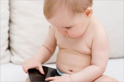 Peneliti Ungkap Layar Sentuh di Smartphone Bisa Hambat Bayi Bicara