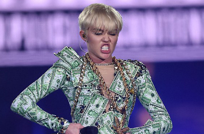 Miley Cyrus Diisukan Minta Fans Cium Sesama Jenis di Konser 'Bangerz'