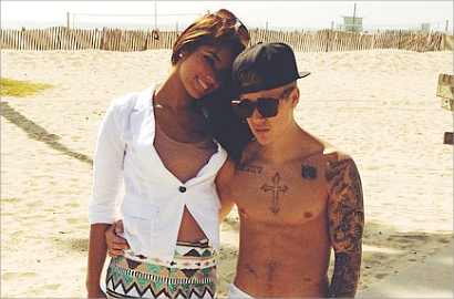 Justin Bieber Akrab Bareng Model Cantik di Pantai
