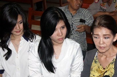 Ibunda Hadiri Sidang Perdana Roger Danuarta