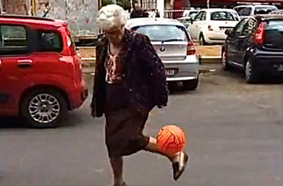 Wow, Nenek Asal Italia Pintar SepakBola