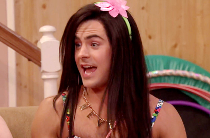 Kocaknya Zac Efron Jadi Cewek Genit di 'Tonight Show'