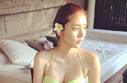 Son Dam Bi Pamer Bodi Pakai Bikini di Bali