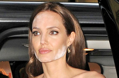 Wajah Angelina Jolie Belepotan Bedak di Red Carpet