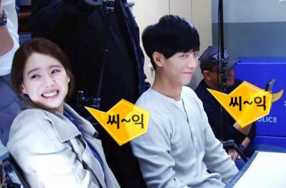 Lee Seung Gi Sebar Virus Bahagia di Lokasi Syuting 'You're Surrounded'
