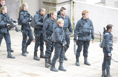 Jennifer Lawrence dan Josh Hutcherson Syuting 'Mockingjay' Ala Tentara