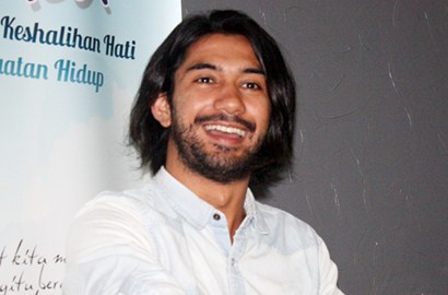 Reza Rahadian Senang Bisa Akting Bareng Didi Petet di 'Ketika Tuhan Jatuh Cinta'