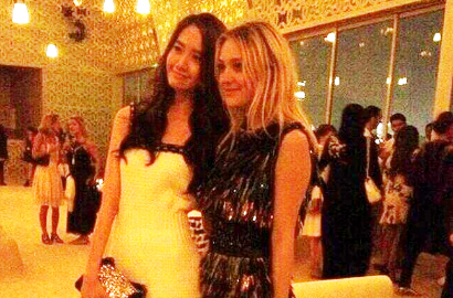Yoona SNSD Ketemu Dakota Fanning di Fashion Show Dubai