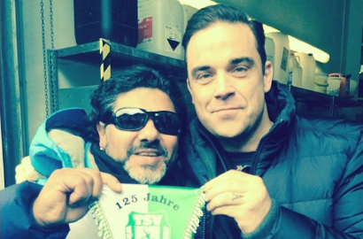 Lucunya Robbie Williams 'Tertipu' Pose Bareng Maradona Palsu
