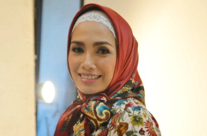 Ussy Sulistiawaty Berhijab Sambil Jajal Bisnis Baru