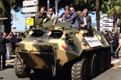 Bintang 'Expendables 3' Bikin Heboh Naik Tank ke Cannes Festival