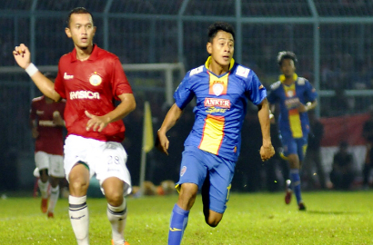 Arema Pertahankan Puncak Klasemen ISL 2014 Usai Kalahkan Persija