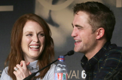 Robert Pattinson Komentari Adegan Seks Mobilnya dengan Julianne Moore