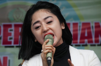 Ingat Masa Tahanan, Dewi Persik Nangis Nyanyi 'Mimpi Manis'