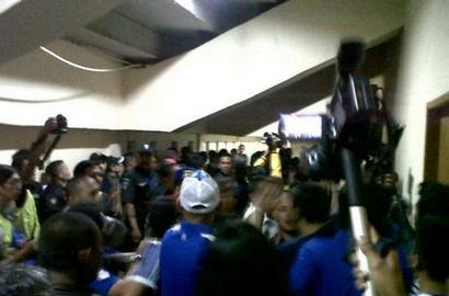 Laga Persib dan Pelita Bandung Raya Berakhir Dengan Kerusuhan