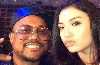 Raline Shah Manyun Pose Bareng Personil Black Eyed Peas