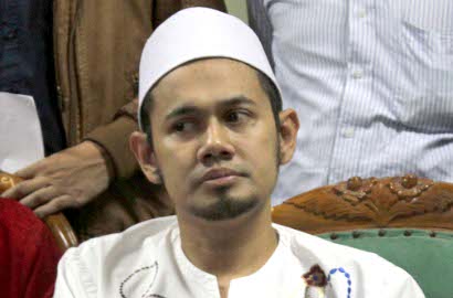 Ustadz Guntur Bumi Pimpin Pengajian di Tahanan