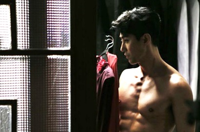 Cha Seung Won Pamer Perut Six Pack di Foto Film 'Man on High Heels'