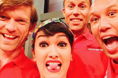 Julia Perez Pamer Foto Selfie Bareng Legenda Manchester United