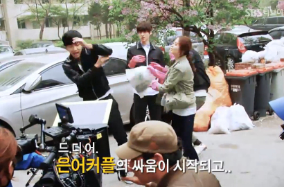 Go Ara dan Lee Seung Gi Syuting Dikelilingi Sampah di 'You're Surrounded'