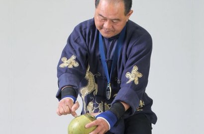 Master Kung Fu Malaysia Bisa Tembus Kelapa dengan Jari