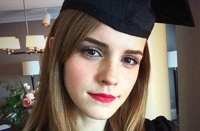 Emma Watson Bahagia Sambut Wisuda