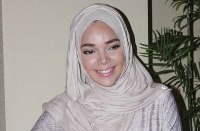 Dewi Sandra Kepanasan Syuting 'Haji Backpacker' di Sunan Ampel Surabaya