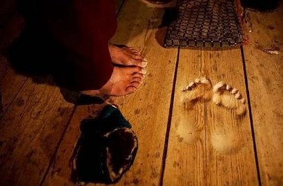 20 Tahun Berdoa, Kaki Biksu Membekas di Lantai Kayu