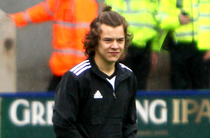 Nakalnya Harry Styles Tarik Celana Piers Morgan Saat Main Bola