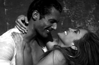 Jennifer Lopez Mesra dengan Model Pria di MV 'First Love'