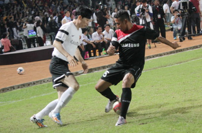 Firman Utina Ngotot Lawan Park Ji-Sung di Laga Asian Dream Cup 2014