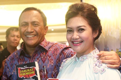 Bella Saphira Bantu Buat Cover Buku Milik Suami 'Darurat Terorisme'