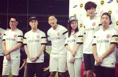 Fans Senang Song Ji Hyo Pamerkan Foto Asian Dream Cup di Jakarta