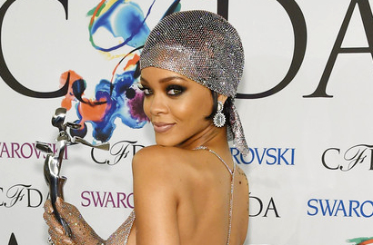 Rihanna Tanpa Bra dan Pamer Gaun Seksi di Acara Penghargaan Fashion