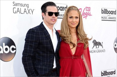 Jennifer Lopez Tetap Sayang Walau Pacar Dekati Model Transgender
