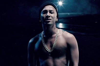 MV Taeyang Telanjang Dada 'Eyes, Nose, Lips' Raih 2 Juta Viewers