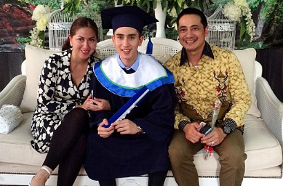 Venna Melinda dan Ivan Tegang Hadiri Wisuda Verrell Bramasta