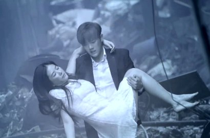 ZE:A Selamatkan Seorang Wanita di MV 'Breath'