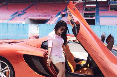 Syahrini Syok Nyaris Kecelakaan Kendarai Lamborghini