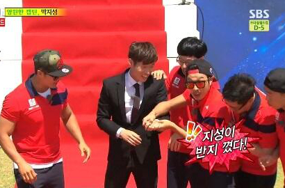 Bintang 'Running Man' Heboh Lihat Cincin Nikah Park Ji Sung