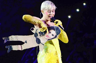 Miley Cyrus Diejek 'Sampah' Karena Sindir Selena Gomez di Konsernya