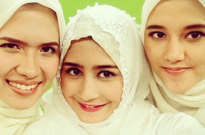 Prilly 'GGS' Pamer Foto Berhijab Bareng Vampir Edisi Ramadhan