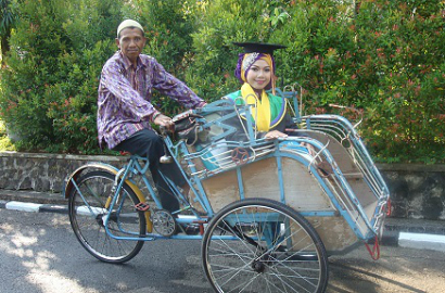 Mahasiswi Cumlaude Diantar Wisuda Naik Becak Jadi Sorotan Media