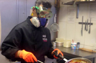 Sangar, Koki Kenakan Masker Gas Masak Ayam Super Pedas