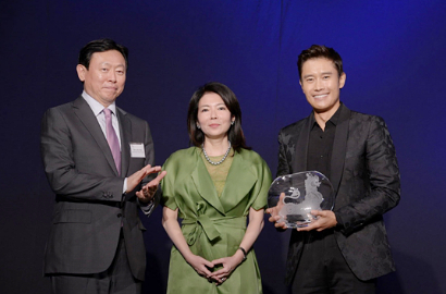 Lee Byung Hun Terima Culture Diplomacy Award dari Asia Society