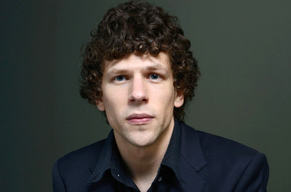 Diperankan Jesse Eisenberg, Lex Luthor Tak Botak di 'Batman v Superman'?