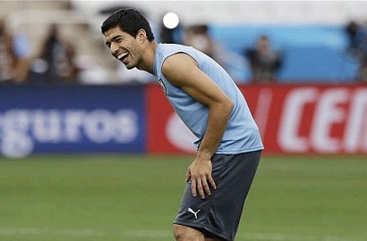 Luis Suarez Dipaksakan Tampil Lawan Inggris