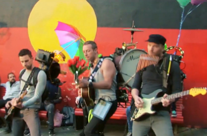 Coldplay Tampil Santai di Video Klip 'A Sky Full Of Stars'