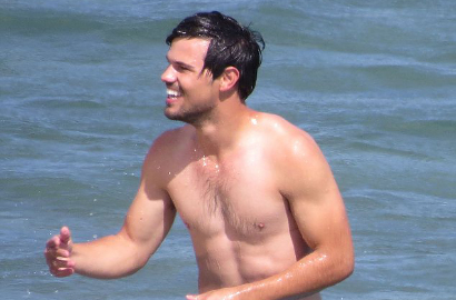 Taylor Lautner Pamer Otot Syuting 'Run the Tide' di Laut